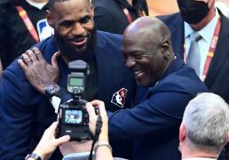 真(zhēn)实！記(jì)者(zhě)认为科(kē)比和庫(kù)里不配(pèi)跟詹姆(mǔ)斯和乔丹在总统山！