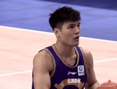 CBA名(míng)记：广东队送出高工資(zī)+高额转会費(fèi)，签约陳(chén)国豪