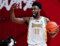 33岁外(wài)援(yuán)在CBA拿不到合同，转身成球星員(yuán)工