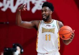 33岁外(wài)援(yuán)在CBA拿不到合同，转身成球星員(yuán)工