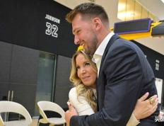 湖人队小老板珍妮·巴斯身着东契奇球衣，亮相欧洲锦标赛揭幕战