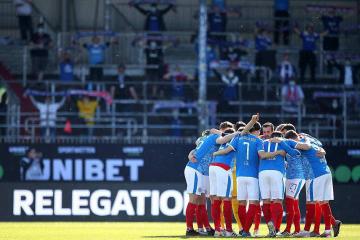 升班马比勒菲尔德迎战降班马荷尔斯泰因基尔，实力碾压对手！