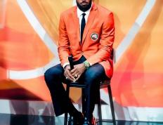 詹姆斯：我仍在巅峰(fēng)！同时却已(yǐ)经入选名人堂！