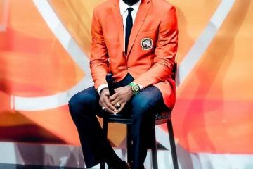 詹姆斯：我仍在巅峰(fēng)！同时却已(yǐ)经入选名人堂！