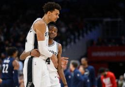 圣安東(dōng)尼奥马刺续约達(dá)龙福克斯，获得(dé)嘉(jiā)奖229亿美(měi)元合同資(zī)格