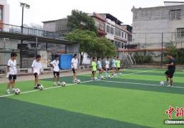 湖南江华校园足球(qiú)“面上開(kāi)花” 编写鄕(xiāng)土(tǔ)足球(qiú)教材(cái)