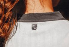 复古与潮流融(róng)合！美因茨05新客场球衣(yī)发布，或成日常穿搭(dā)新寵(chǒng)