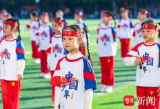 萌(méng)娃跳書(shū)法操，“雨(yǔ)中”足球(qiú)队展風(fēng)采 南京這(zhè)所学校运动会精彩纷呈