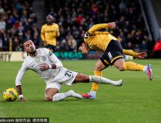 进球大戰(zhàn)！聯(lián)赛盃(bēi)-吉滕斯(sī)造3球德拉普染红 切尔西4-3狼队晋级