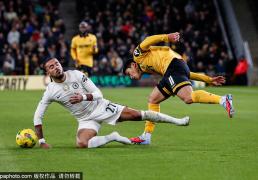 进球大戰(zhàn)！聯(lián)赛盃(bēi)-吉滕斯(sī)造3球德拉普染红 切尔西4-3狼队晋级