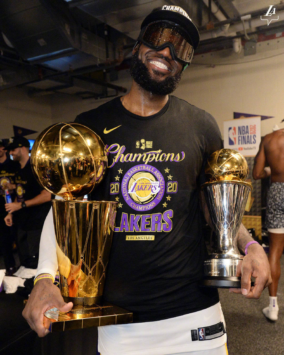 阿(ā)里纳斯(sī)：詹姆斯(sī)是(shì)湖人超(chāo)巨中(zhōng)压力(lì)最大的！科比粉丝不(bù)爽他！