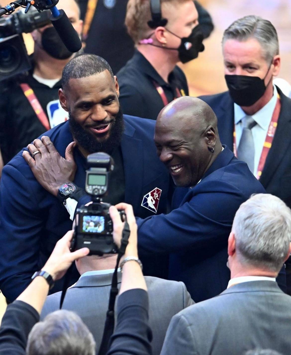 真(zhēn)实！記(jì)者(zhě)认为科(kē)比和庫(kù)里不配(pèi)跟詹姆(mǔ)斯和乔丹在总统山！