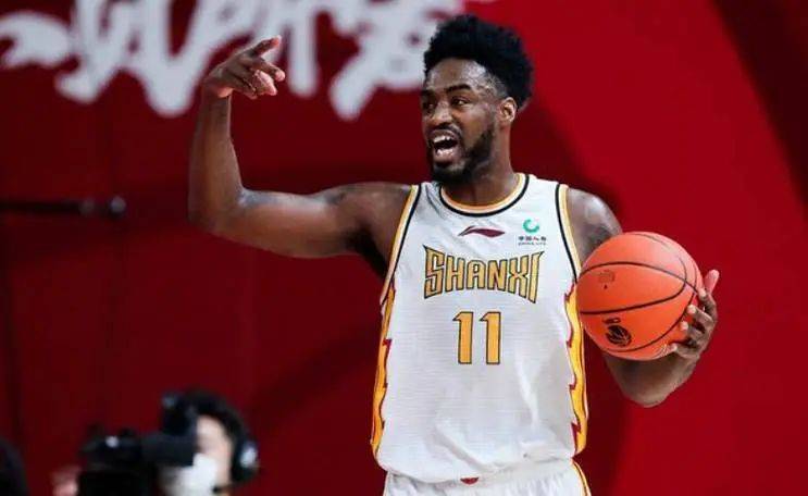 33岁外(wài)援(yuán)在CBA拿不到合同，转身成球星員(yuán)工