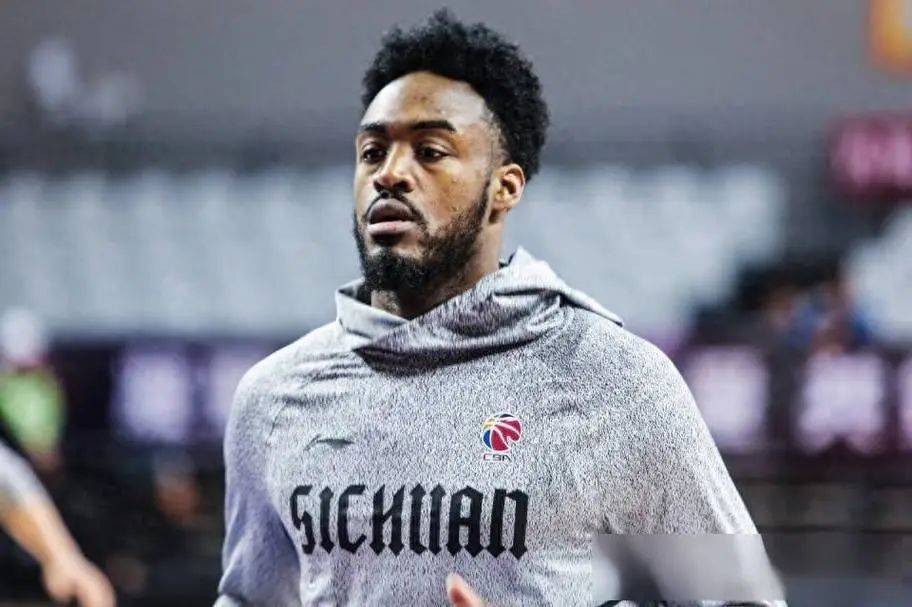 33岁外(wài)援(yuán)在CBA拿不到合同，转身成球星員(yuán)工