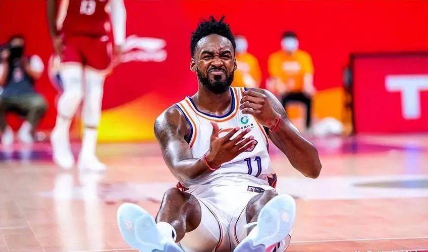 33岁外(wài)援(yuán)在CBA拿不到合同，转身成球星員(yuán)工