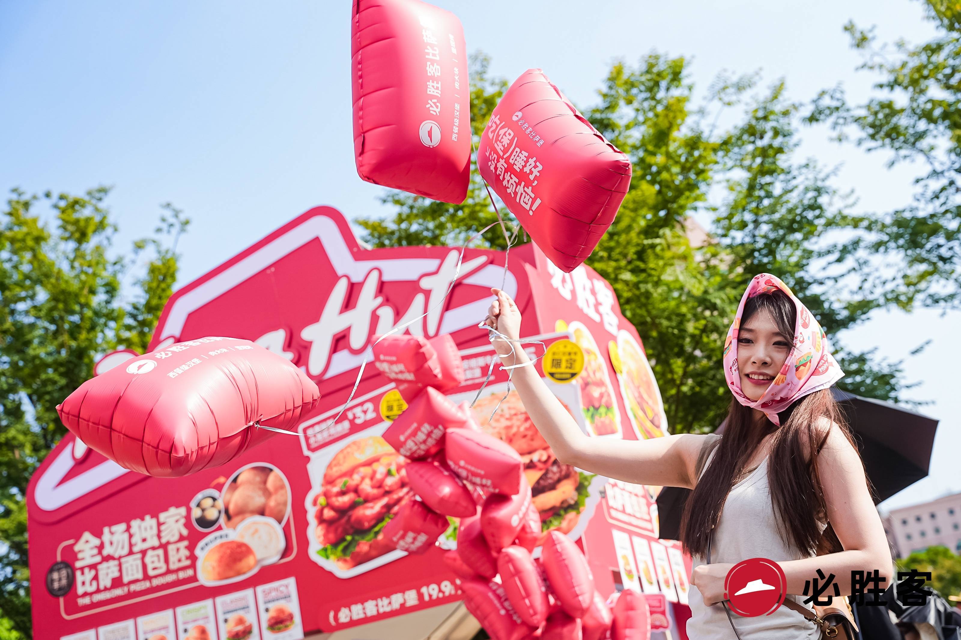 封神堡回归！必胜客比萨堡亮相上海巨C汉堡节