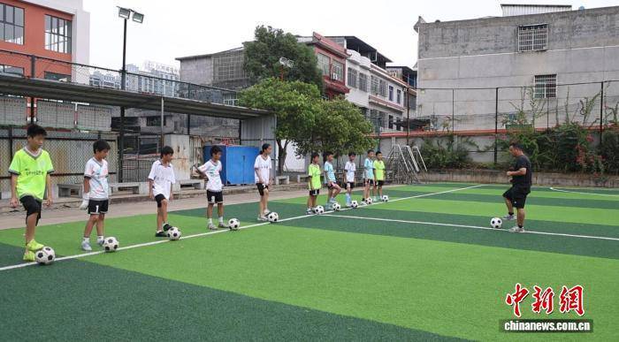 湖南江华校园足球(qiú)“面上開(kāi)花” 编写鄕(xiāng)土(tǔ)足球(qiú)教材(cái)