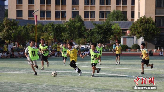 湖南江华校园足球(qiú)“面上開(kāi)花” 编写鄕(xiāng)土(tǔ)足球(qiú)教材(cái)