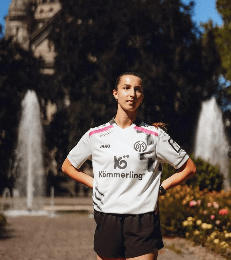 复古与潮流融(róng)合！美因茨05新客场球衣(yī)发布，或成日常穿搭(dā)新寵(chǒng)