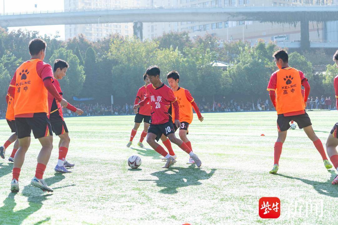 萌(méng)娃跳書(shū)法操,“雨(yǔ)中”足球(qiú)队展風(fēng)采 南京這(zhè)所学校运动会精彩纷呈
