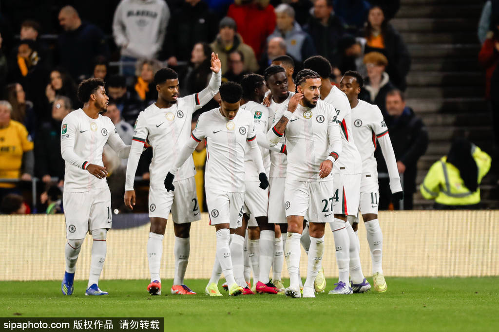 进球大戰(zhàn)！聯(lián)赛盃(bēi)-吉滕斯(sī)造3球德拉普染红 切尔西4-3狼队晋级