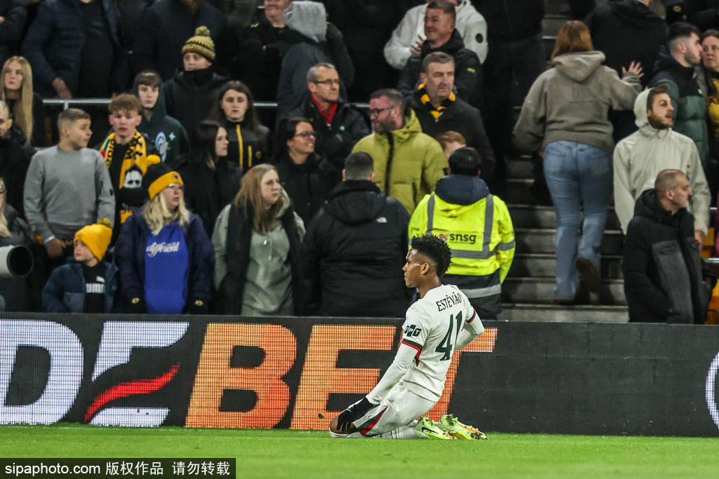 进球大戰(zhàn)！聯(lián)赛盃(bēi)-吉滕斯(sī)造3球德拉普染红 切尔西4-3狼队晋级