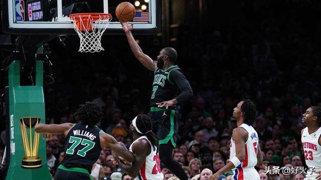大(dà)逆转，凯尔特(tè)人(rén)以117-114險(xiǎn)胜底特(tè)律(lǜ)活塞，终结了(le)对手(shǒu)的13连胜